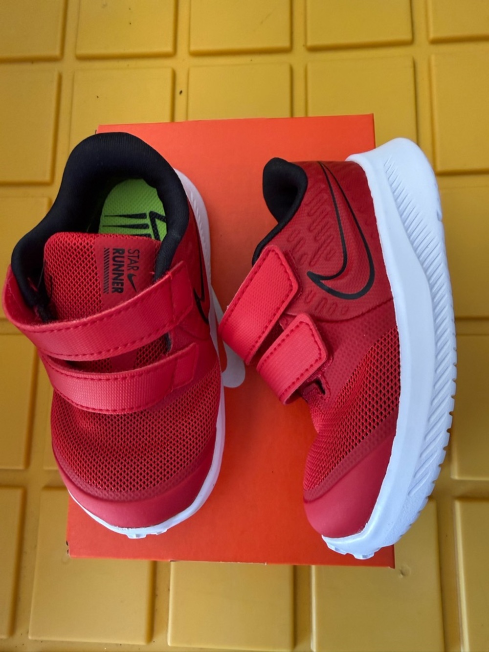 New boys girls Nike sz 6 Red Hook-and-Loop Athletic Shoes